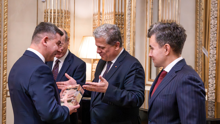 Mago SA - prezes Paweł Ziębaczewski odbiera nagrodę z rąk amabasadora RP we Francji, Jana Emeryka Rościszewskiego (7)