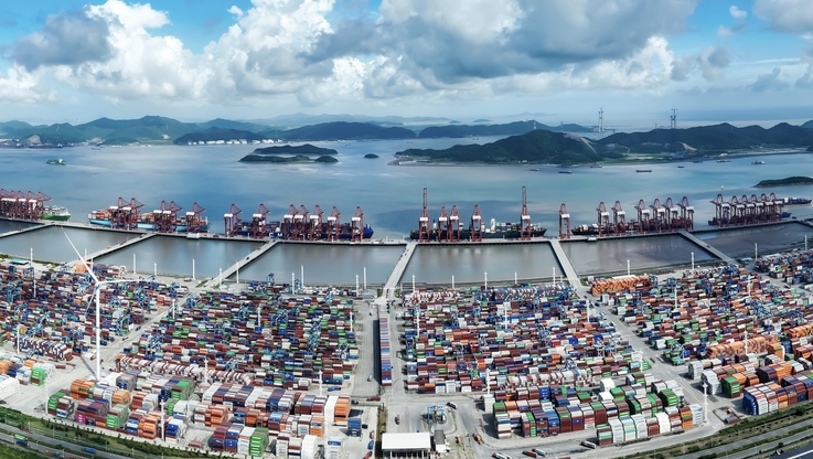 Port Meishan Port — pierwszy w Zhejiang „zielony terminal energetyczny” i światowy wzorzec zielonej transformacji portów — ogranicza emisję dwutlenku węgla o około 15 000 ton rocznie.