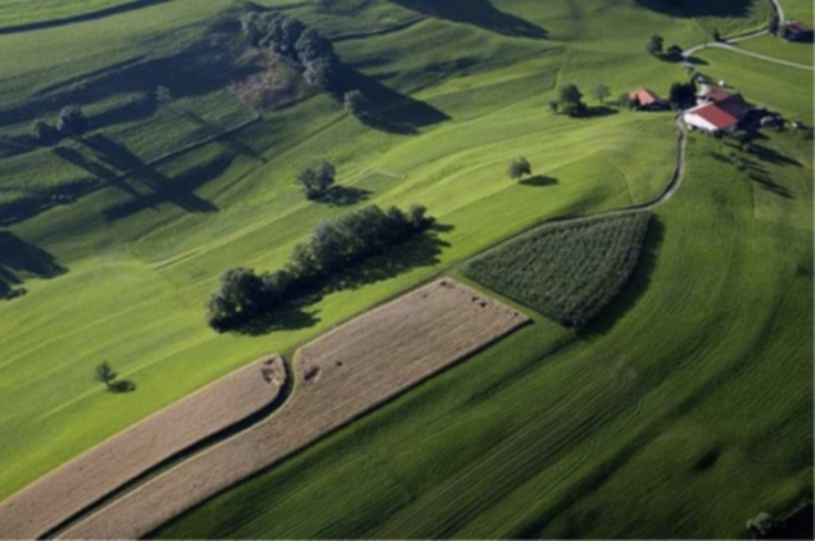 Krajobraz rolniczy w pobliżu wioski Le Planet