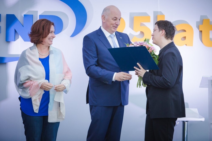 Od lewej - Małgorzata Kidawa-Błońska, prof. Maciej Żylicz, prezes FNP oraz Maria Mach, dyrektorka KFD odbierająca nagrodę w imieniu Ryszarda Rakowskiego, fot. One HD