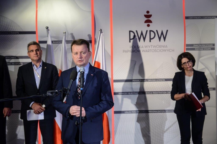 od lewej: Piotr Woyciechowski Prezes PWPW SA, Minister MSWiA Mariusz Błaszczak i Minister Cyfryzacji Anna Streżyńska