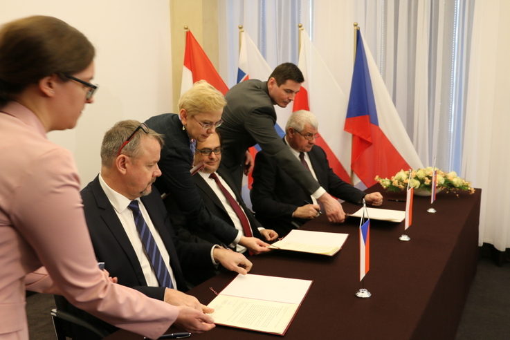Ministrowie z Polski, Czech i Słowacji podpisali w Warszawie memorandum, fot. 3