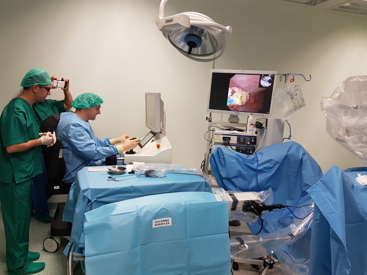 Urolodzy ze Szpitala św. Anny w Piasecznie operują kamicę robotem Avicenna Roboflex