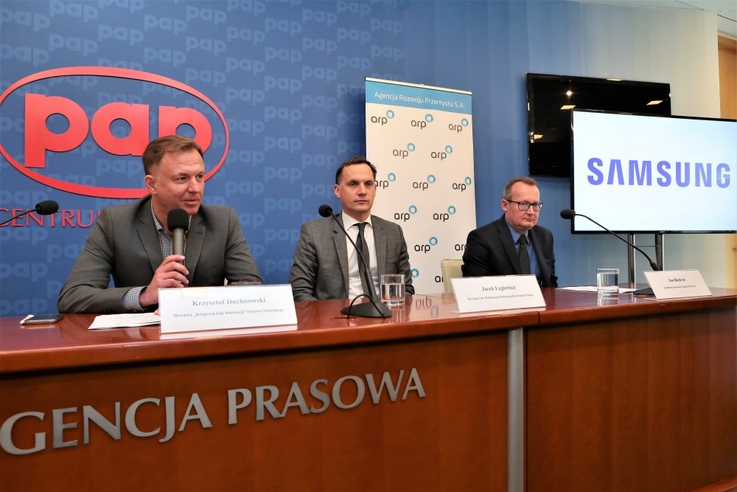 Od lewej: Krzysztof Duchnowski - dyrektor Krajowej Ligi Innowacji - Instytut Sobieskiego, Jacek Łęgiewicz - Samsung Electronics Polska, Jan Biedroń - Grupa LOTOS S.A.