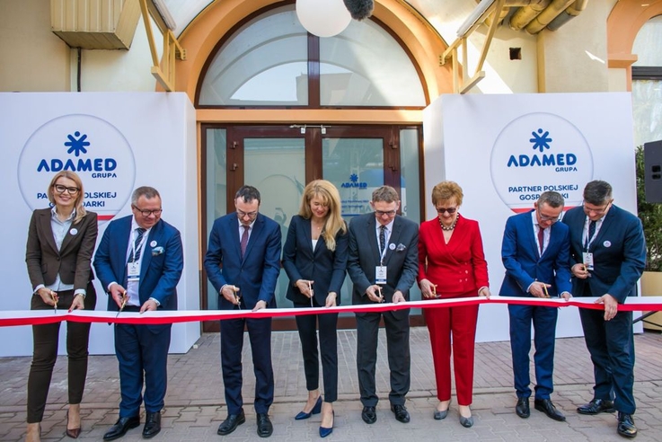 Oficjalne przecięcie wstęgi centrum produkcji pilotażowej Pilot Plant Grupy Adamed w Pabianicach
