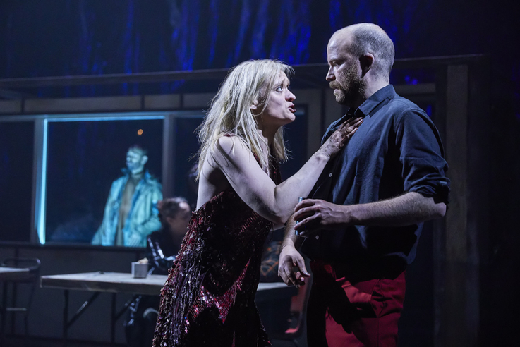 Kevin Harvey (Banko), Anne-Marie Duff (Lady Makbet) i Rory Kinnear (Makbet) w „Makbecie” na scenie National Theatre, fot. Brinkhoff Mögenburg