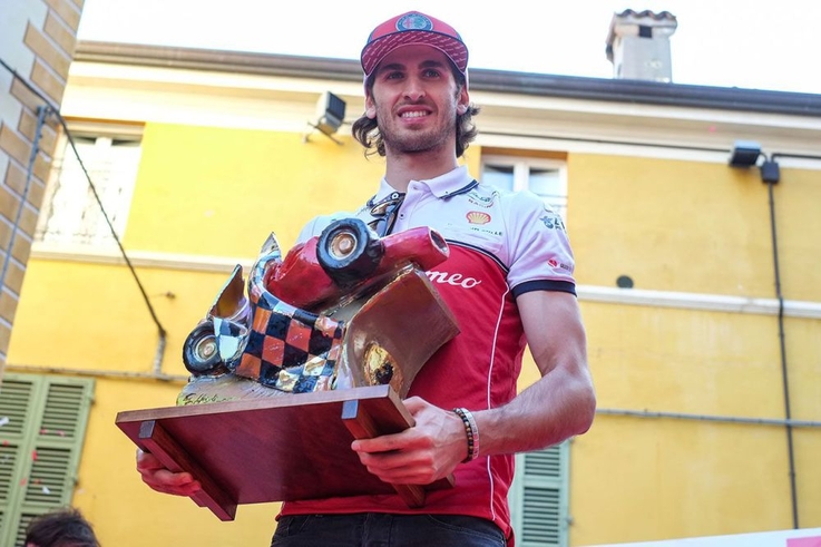 Kierowca Alfa Romeo Racing Antonio Giovinazzi odbiera nagrodę Trofeo Bandini 2019 jako najlepszy debiutant roku w F1 (1)