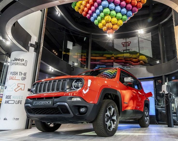 Premiera nowego Jeepa® Renegade’a w hybrydowej, elektrycznej wersji Plug-in (PHEV) w MotorVillage na Champs-Elysées w Paryżu (5)