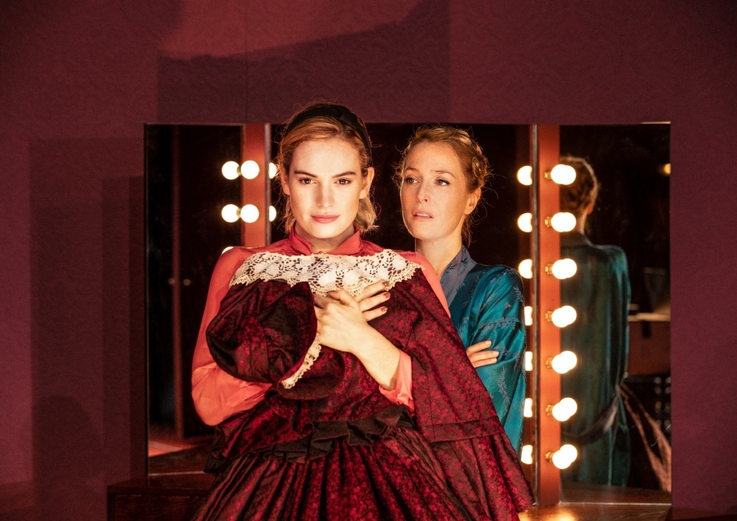 Lily James i Gillian Anderson w spektaklu National Theatre pt. „Wszystko o Ewie”, fot.Jan Versweyveld