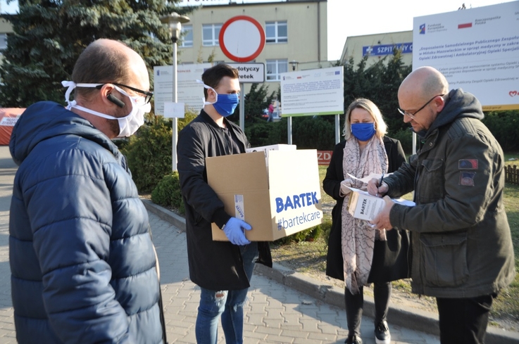 Bartek przekazuje maseczki do szpitala (1)