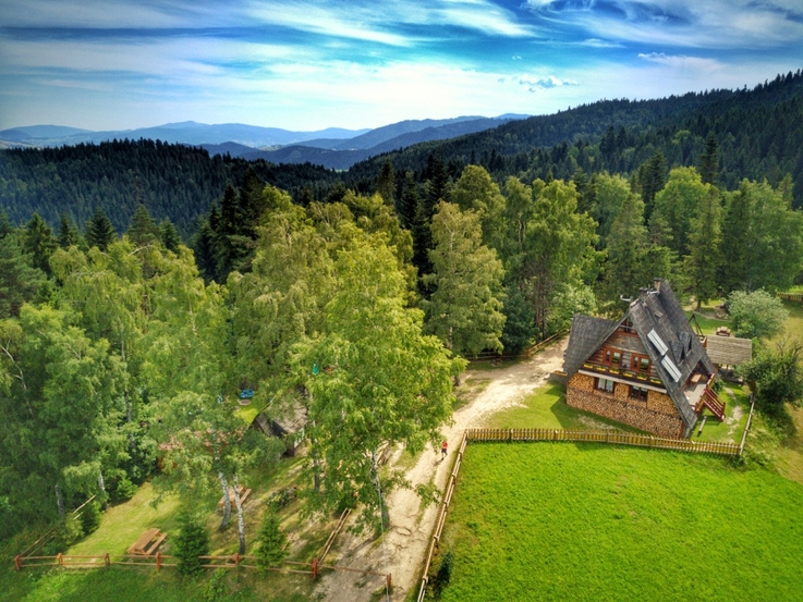 Rabkoland/Widok na Gorce z Rabki Zdrój - domek w górach