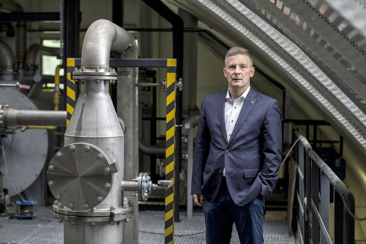 Arkadiusz Primus, prezes Investeko obok instalacji Life Cogeneration.pl