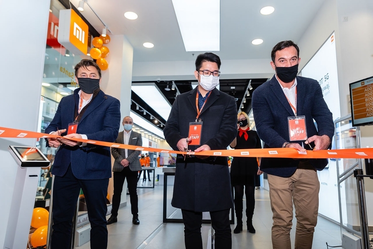 Xiaomi - otwarcie Mi Store Xiaomi w Westfield Arkadia (od lewej: Leszek Sławiński, Alan Chen, Łukasz Bieniek)