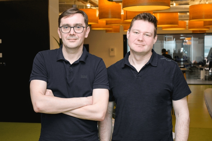 Fot. Spyrosoft - Konrad Weiske (po lewej), CEO Spyrosoft S.A. i Tomasz Bienkiewicz (po prawej), CEO Spyrosoft Solutions
