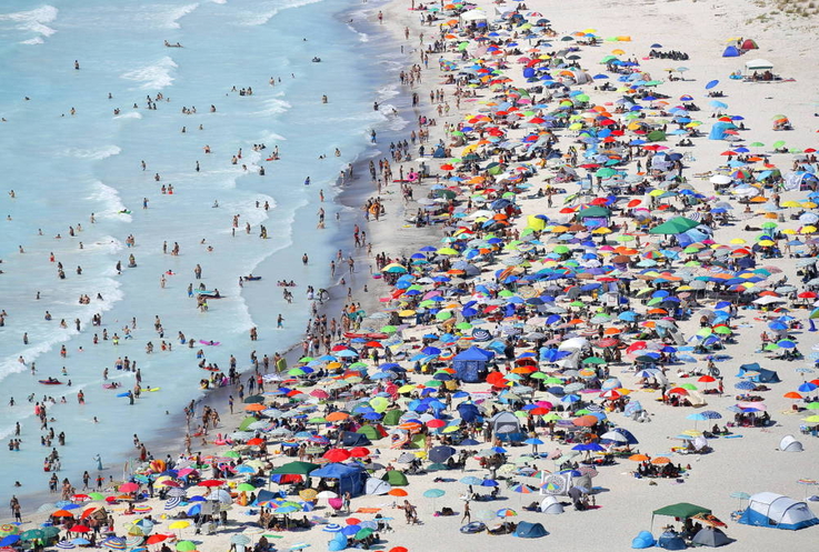 
								Guardia di Finanza controls Italian beaches by helicopter
							