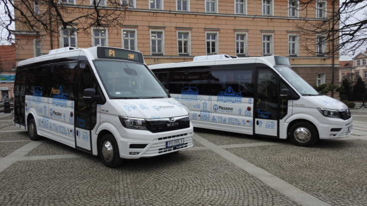 Fot. Archiwum UMiG w Pleszewie; Zanim autobusy wyruszyły na trasę, zostały zaprezentowane mieszkańcom