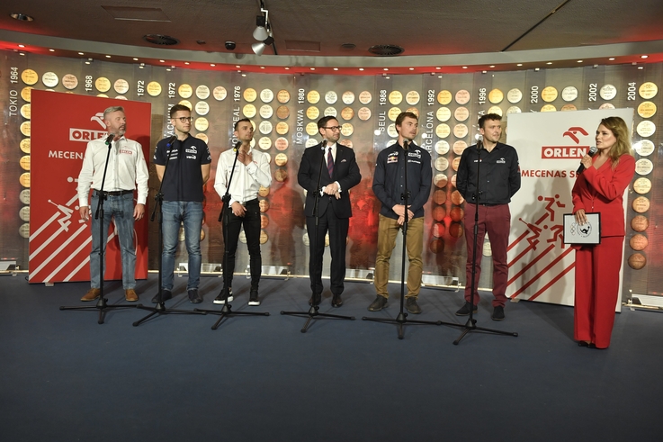 PAP/S.Leszczyński - Otwarcie strefy motosportu ORLEN Team (od lewej: Krzysztof „Szopa” Szopiński, Mikołaj Marczyk, Bartosz Zmarzlik, Daniel Obajtek, Kuba Przygoński, Bartłomiej Marszałek) 