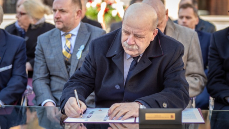 Podpis pod dokumentem podczas ceremonii na toruńskim rynku złożył starosta brodnicki Piotr Boiński, Fot. Szymon Zdziebło/tarantoga.pl dla UMWKP