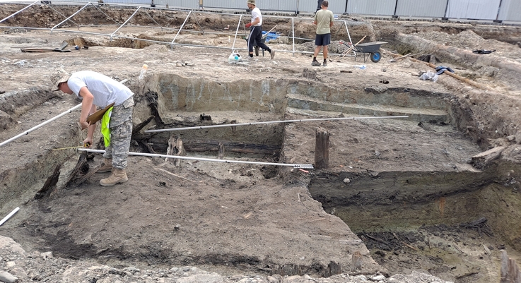 Archeolog w trakcie dokumentacji drewnianego obiektu; Fot. Muzeum Śląska Cieszyńskiego