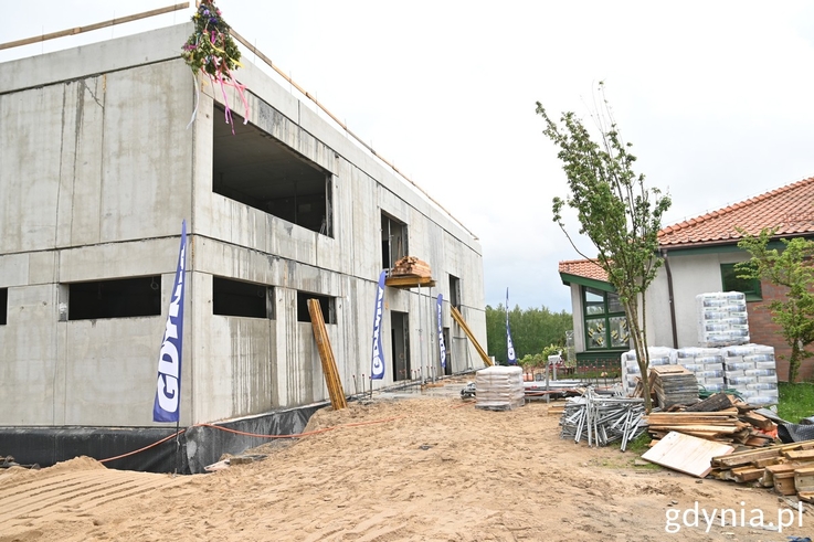 Rozbudowa Szkoły Podstawowej nr 48 przy ul. Jowisza nadal trwa. W czerwcu na budynku również zawisła symboliczna wiecha, Fot. Magdalena Śliżewska