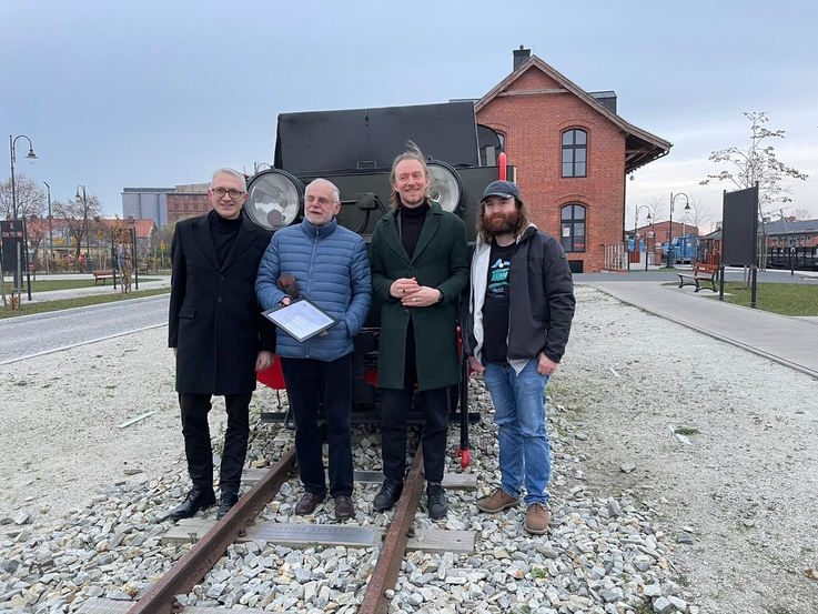 Fot. (Zajezdnia Kultury): Tadeusz Szczepański – historyk filmu podczas otwarcia pleszewskiej galerii zlokalizowanej na zabytkowym torowisku