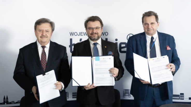 Waldemar Kowalczyk, dyrektor szpitala w Łagiewinikach, Piotr Adamczyk, wicemarszałek województwa łódzkiego, Andrzej Kasprzyk, dyrektor szpitala im. M. Kopernika; Fot.: UMWŁ/Adam Staśkiewicz