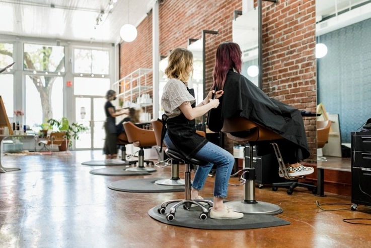 Jak urządzić salon fryzjerski z klasą? Ergonomiczne i stylowe rozwiązania