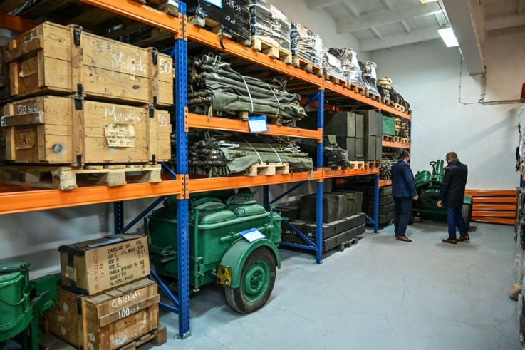 Fot. Magazyn Wydziału BZK - wizytowany przez prezydenta miasta Krzysztofa Matyjaszczyka (zdjęcia archiwalne UM)