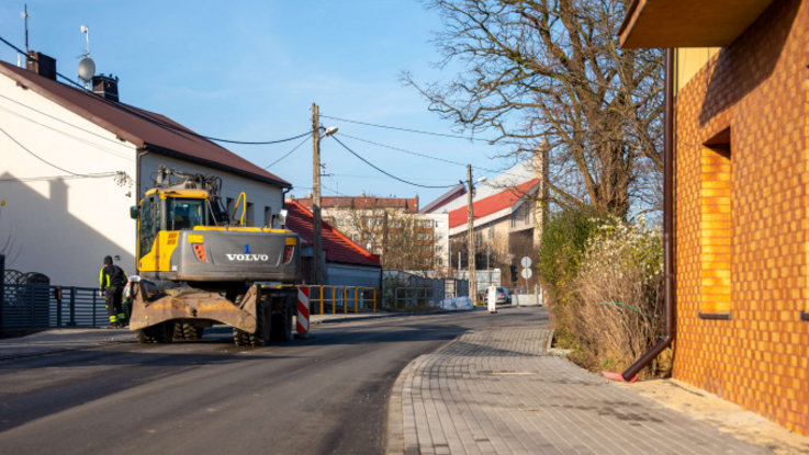 Końcowe prace przy I etapie przebudowy ul. Bohaterów Katynia; Fot. Łukasz Kolewiński/UM