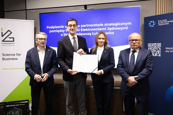 Sieć Badawcza Łukasiewicz - Tomasz Szubiela (wiceprezes PEJ), Bogumiła Czarska-Karbowiak (wiceprezes PEJ), Hubert Cichocki (prezes Łukasiewicza), Wiesław Skwarko (wiceprezes Łukasiewicza)