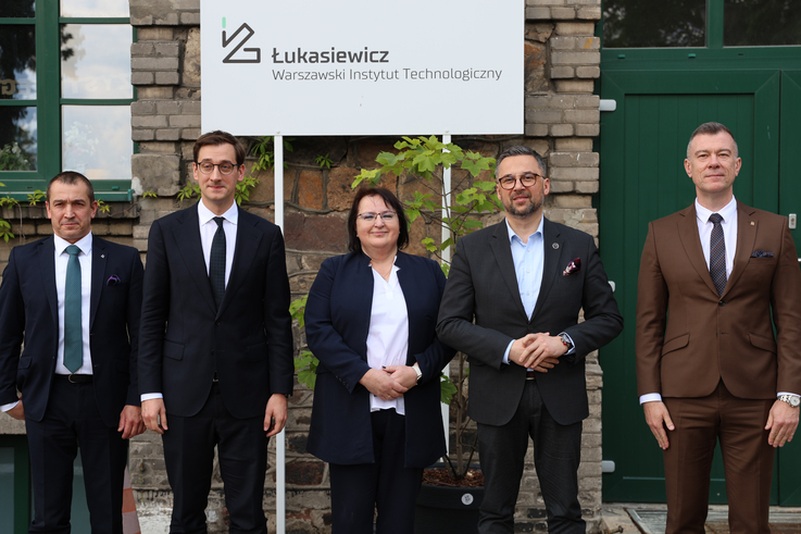 Sieć Badawcza Łukasiewicz/dr hab. inż. Dominik Kukla (wicedyrektor WIT); dr Hubert Cichocki, prof. Jolanta Itrich-Drabarek (prezes i wiceprezes Centrum Łukasiewicz), min. nauki Marcin Kulasek (1)