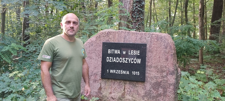 Fot. Maciej Boryna przy pomniku Bitwy w Lesie Dziadoszyców, odsłoniętym w 2019 roku w Parku Słowiańskim w Szprotawie