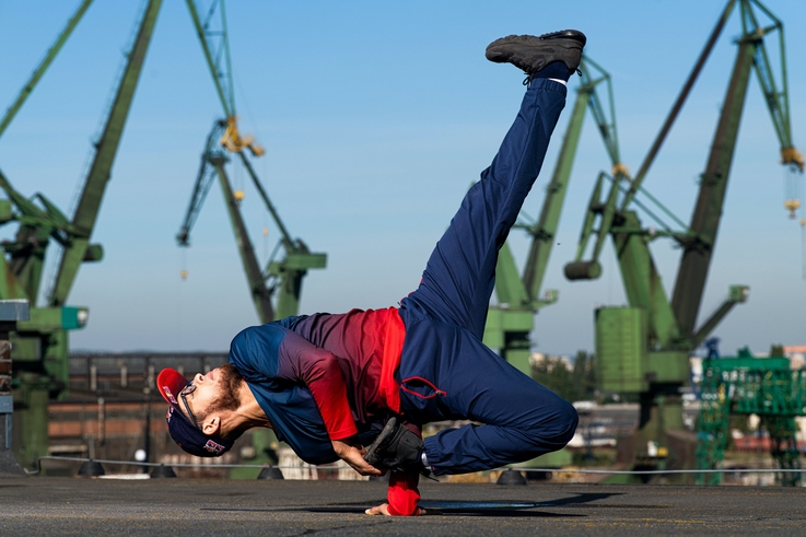 Fot. Little Shao/Red Bull - Lilou na tle Stoczni Gdańskiej