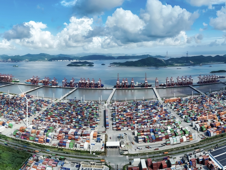 Port Meishan Port — pierwszy w Zhejiang „zielony terminal energetyczny” i światowy wzorzec zielonej transformacji portów — ogranicza emisję dwutlenku węgla o około 15 000 ton rocznie.